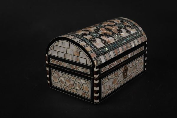 Jewelry box made of mother pearl and wood made in Egypt - Image 3