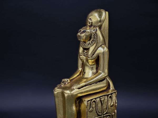 statue Goddess Sekhmet seated painted, gold leaf heavy made in Egypt - Image 8